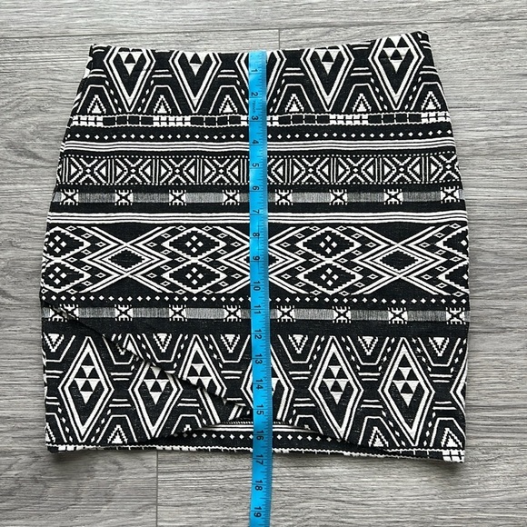 H&M Black and White Aztec Print Pencil Skirt Size S - Picture 6 of 7